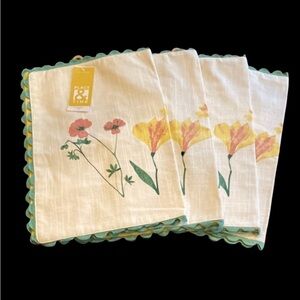 Place & Time set of (4) Floral Print Placemats. Off-white, Green Scalloped Edges